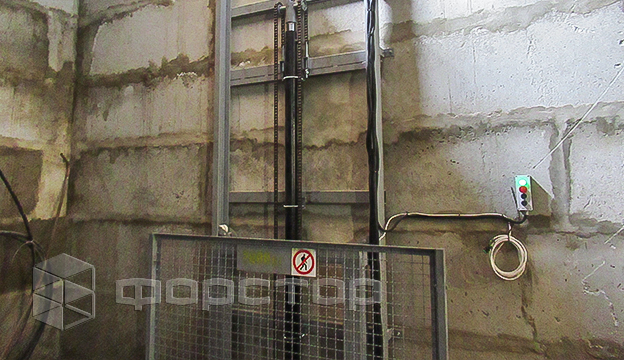 Стійка зафіксована на стіні з бетонних блоків