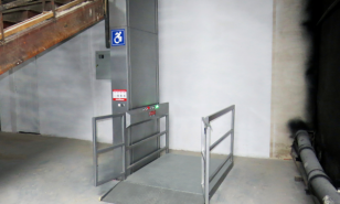 Вертикальний підйомник для інвалідів до музею