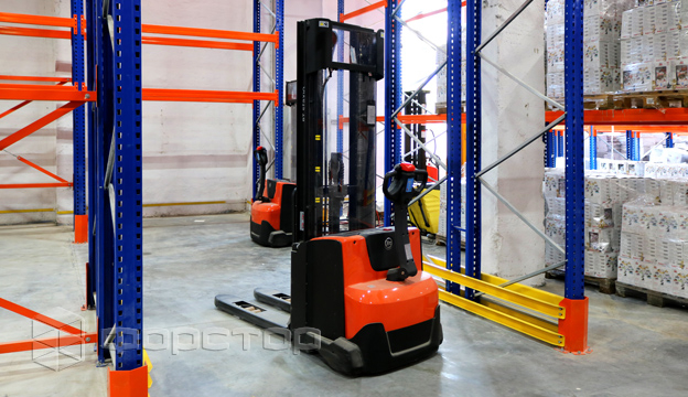 TOYOTA SWE140 stacker is used to move the pallet on the 1st floor