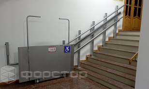 Inclined lift for a rehabilitation center