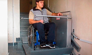 Безбар'єрний під'їзд для мешканця в інвалідному візку