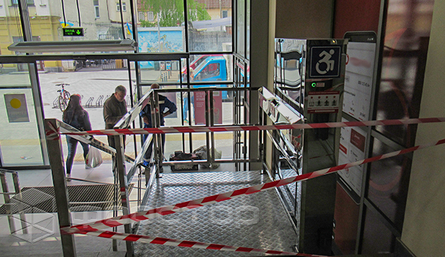 Entrance to the lift from the main corridor of the shopping center