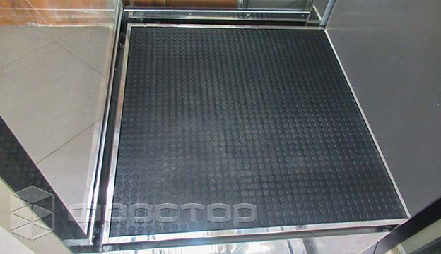Rubberized platform surface for slip protection