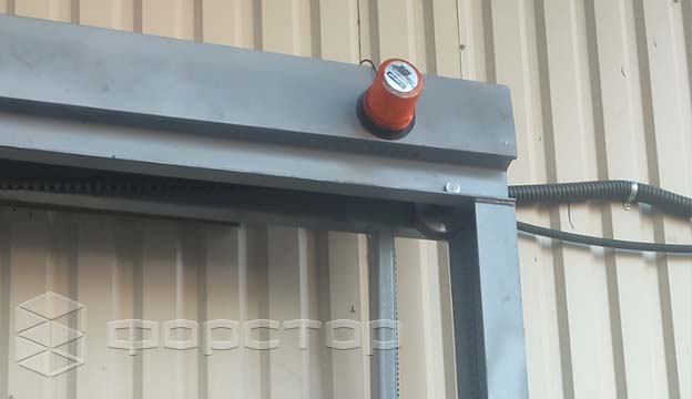 Light signal system notifies about hydraulic lift operation