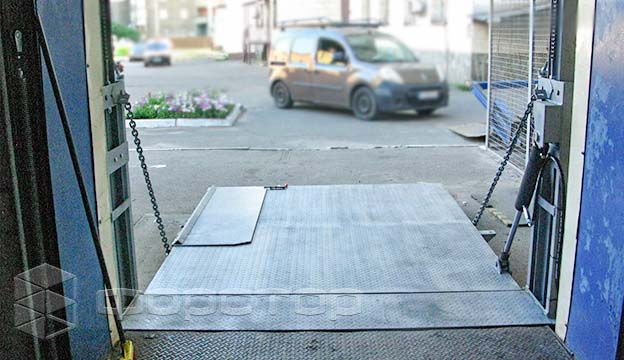 Platform with folding apron for corner loading