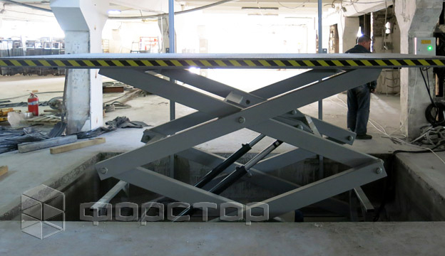 Scissor Platform Lift 4x2 m