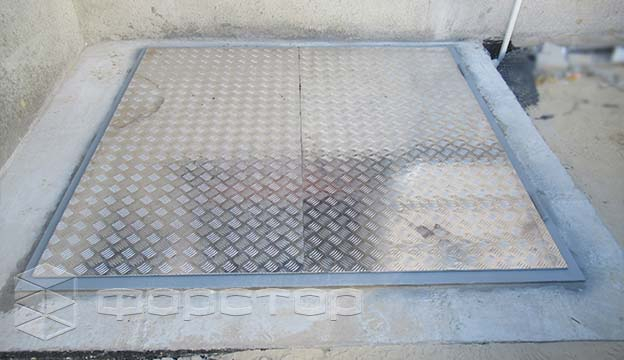 Closed hatch cover of the pavement lift