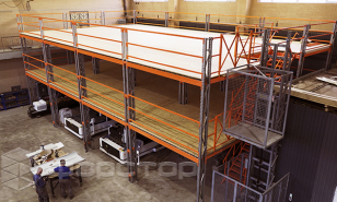 Two-level warehouse platform with integrated lift