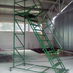 Надежная конструкция складской лестницы