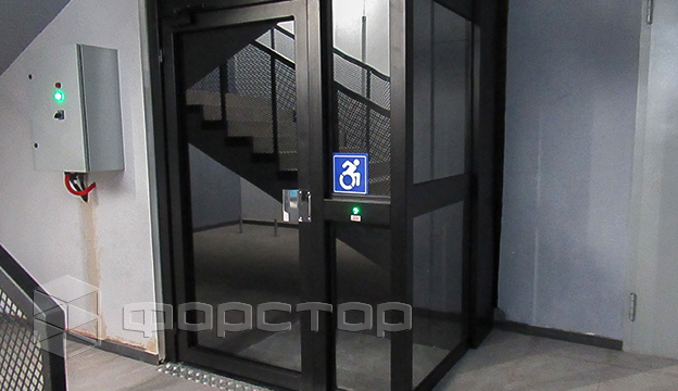 Электромагнитные замки блокируют дверь, когда лифт движется