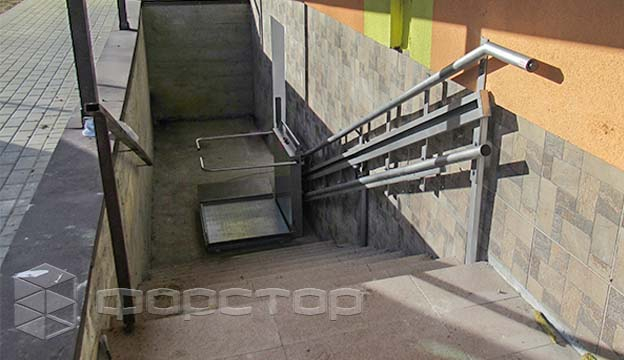 Inclined lift for school shelter