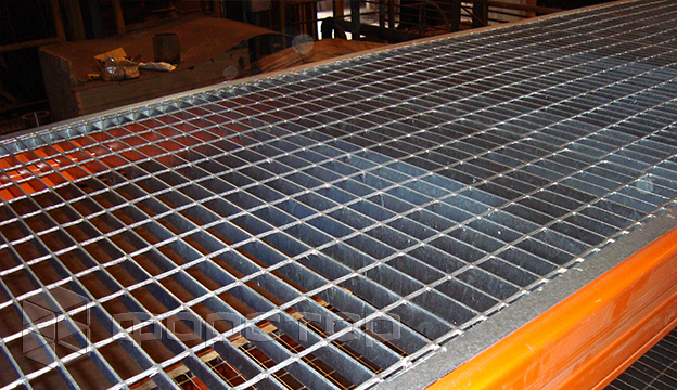The grating is hot-dip galvanized against corrosion