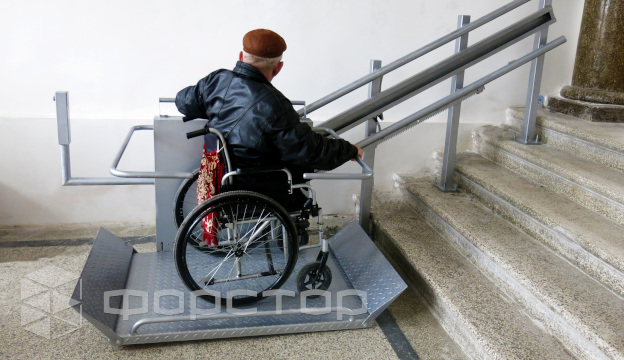 Человек в коляске без посторонней помощи может пользоваться платформой