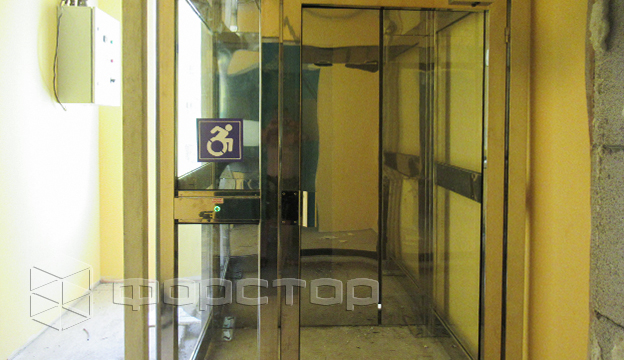Ліфт обладнаний батареєю для автономної роботи в разі раптового відключення світла в будівлі