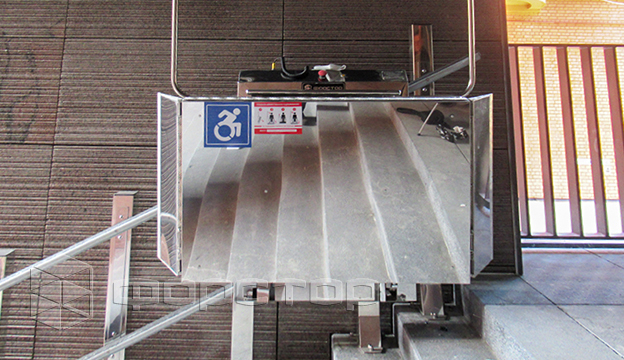 Сходовий підйомник для інвалідів в складеному вигляді