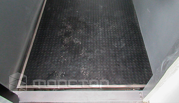 Протиковзке покриття платформи гвинтового ліфта