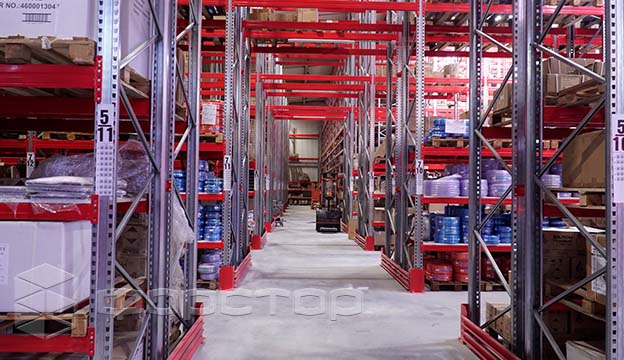 The racks are equipped with collision protection against warehouse equipment