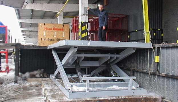 Platform at the warehouse floor level
