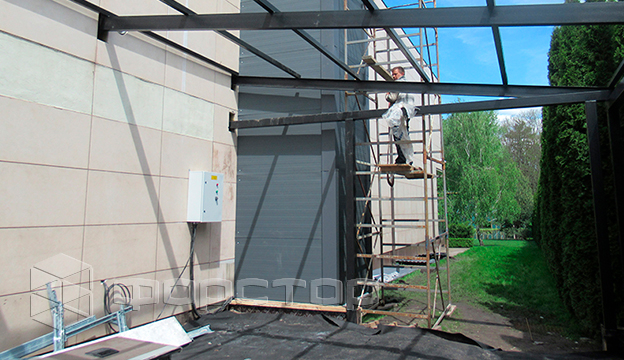 Приставной лифт для частного дома под Киевом подчеркивает экстерьер