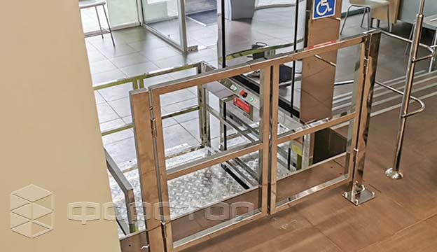 Safety gate on the second level