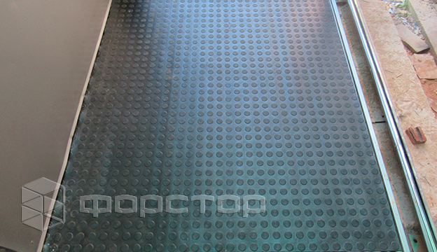 Нескользящее покрытие на полу лифтовой кабины