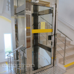 Гвинтовий ліфт в міжсходовому проміжку лікарні