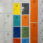Шкафы-локеры со стандартными и цветными дверцами