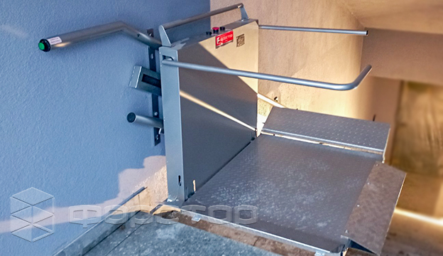 Lift for shelter in an apartment building