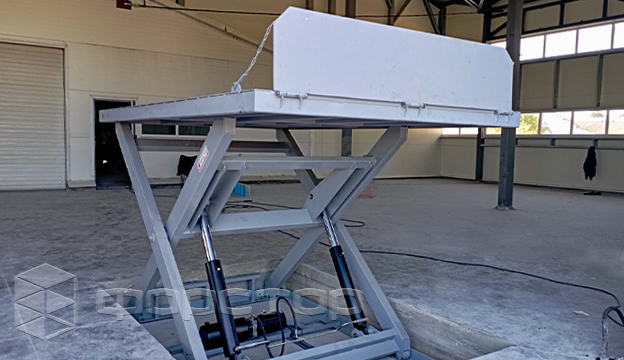 Scissor unloading table for feed storage