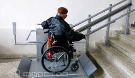 Лестничный лифт для людей с инвалидностью