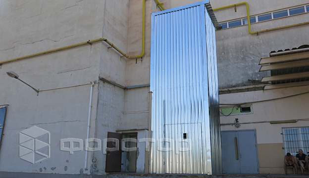 A shaft with a height of more than 9 meters is sheathed with steel sheet