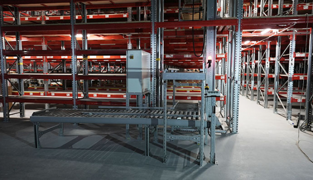 Vertical roller lift for moving goods
