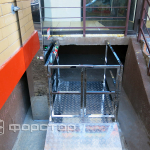 Инвалидный лифт из нержавейки у входа в торговый комплекс
