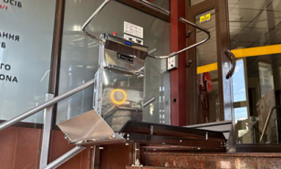 Curved inclined platform lift for a bank