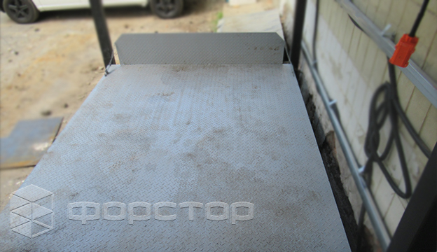 Platform with folding ramp for easy use of the hydraulic trolley