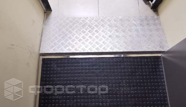 Anti-slip coating of the platform