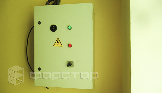 На кожній зупинці ліфта є електричний щиток для управління роботою обладнання